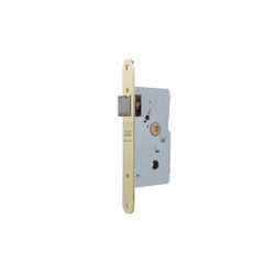 Cerradura gama obra 2015u de paso para puertas de madera con medidas de caja, frente y cerradero unificados con 2010, 2010p y 2014, frente redondeado, entrada de 50mm, acabado hierro latonado
