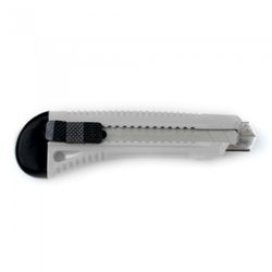 CUTTER RETRACTIL PLASTICO 18 MM. 700